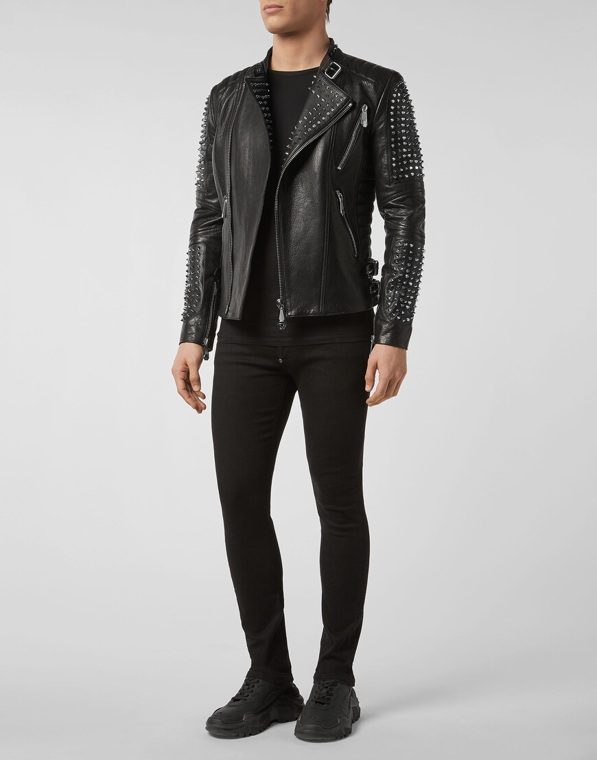 Товар черного цвета с внутренней стороны