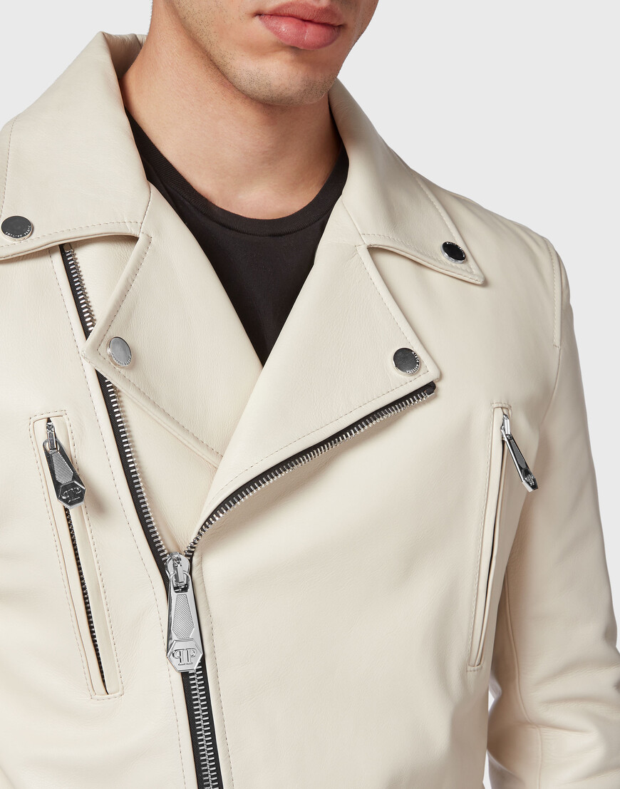 кожаная куртка  из проверенных материалов спереди