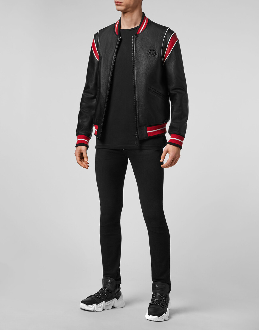 Товар черного цвета с внутренней стороны