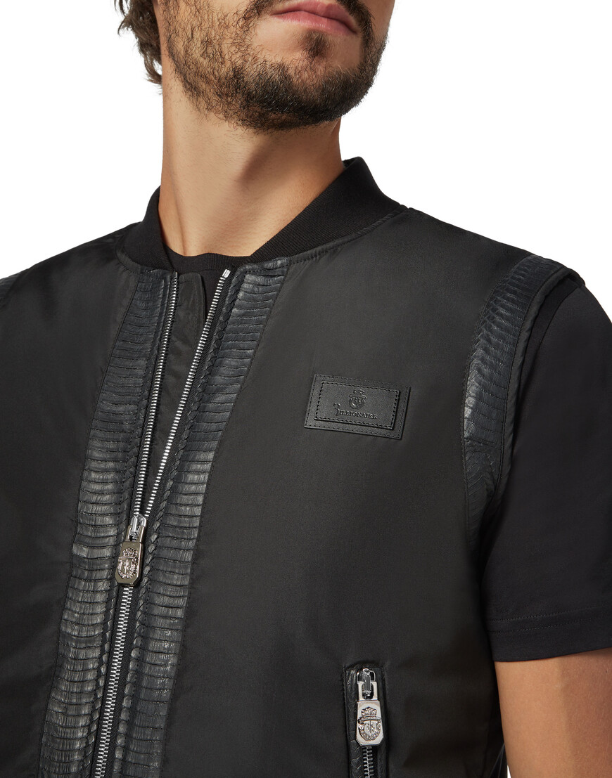 Товар черного цвета с внутренней стороны