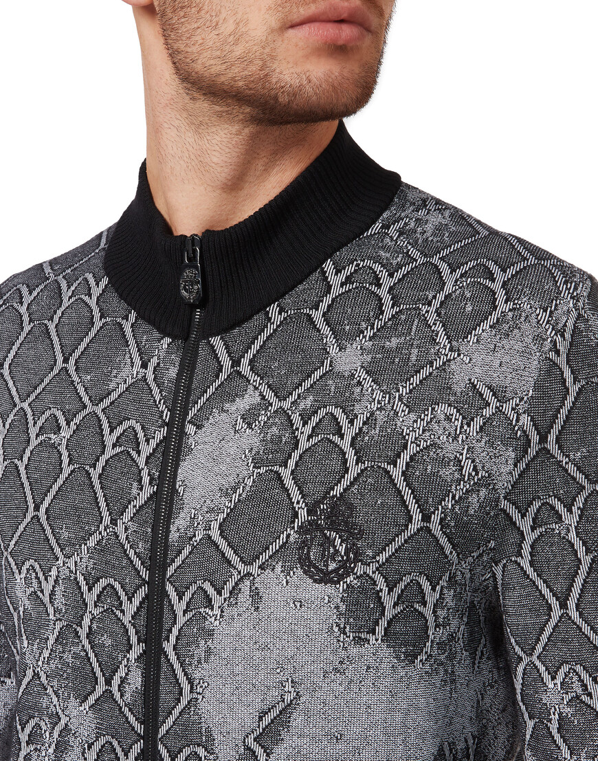 Товар черного цвета с внутренней стороны