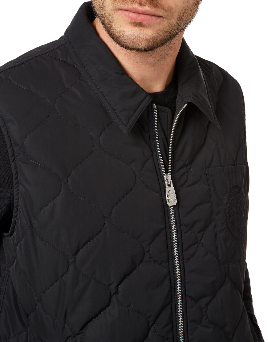 Товар черного цвета с внутренней стороны