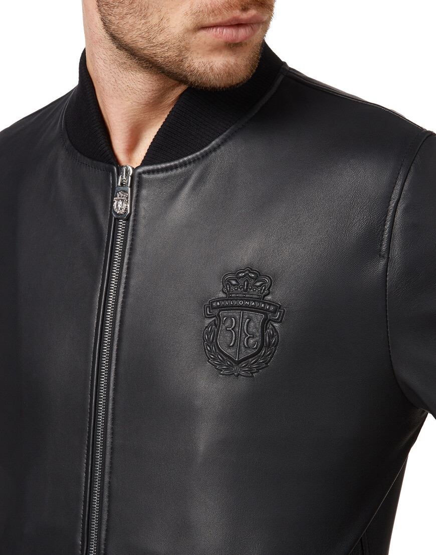 Товар черного цвета с внутренней стороны