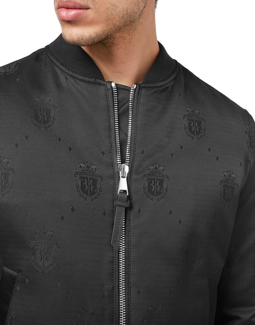 Товар черного цвета с внутренней стороны