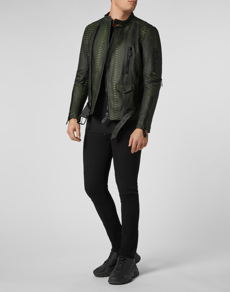 Товар черного цвета с внутренней стороны