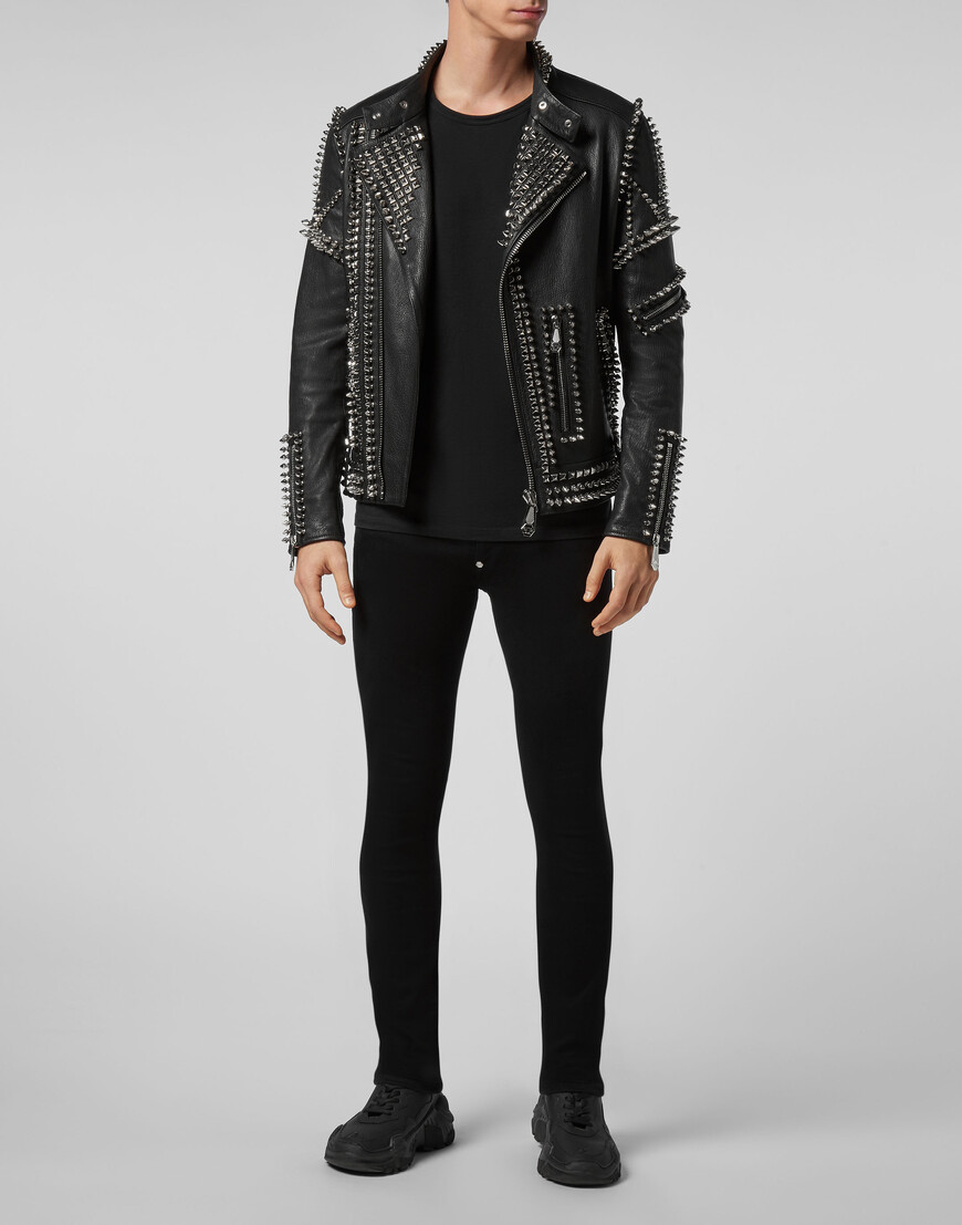 Товар черного цвета с внутренней стороны