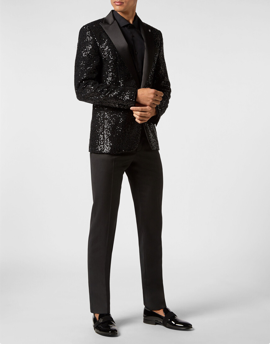 Товар черного цвета по низкой цене