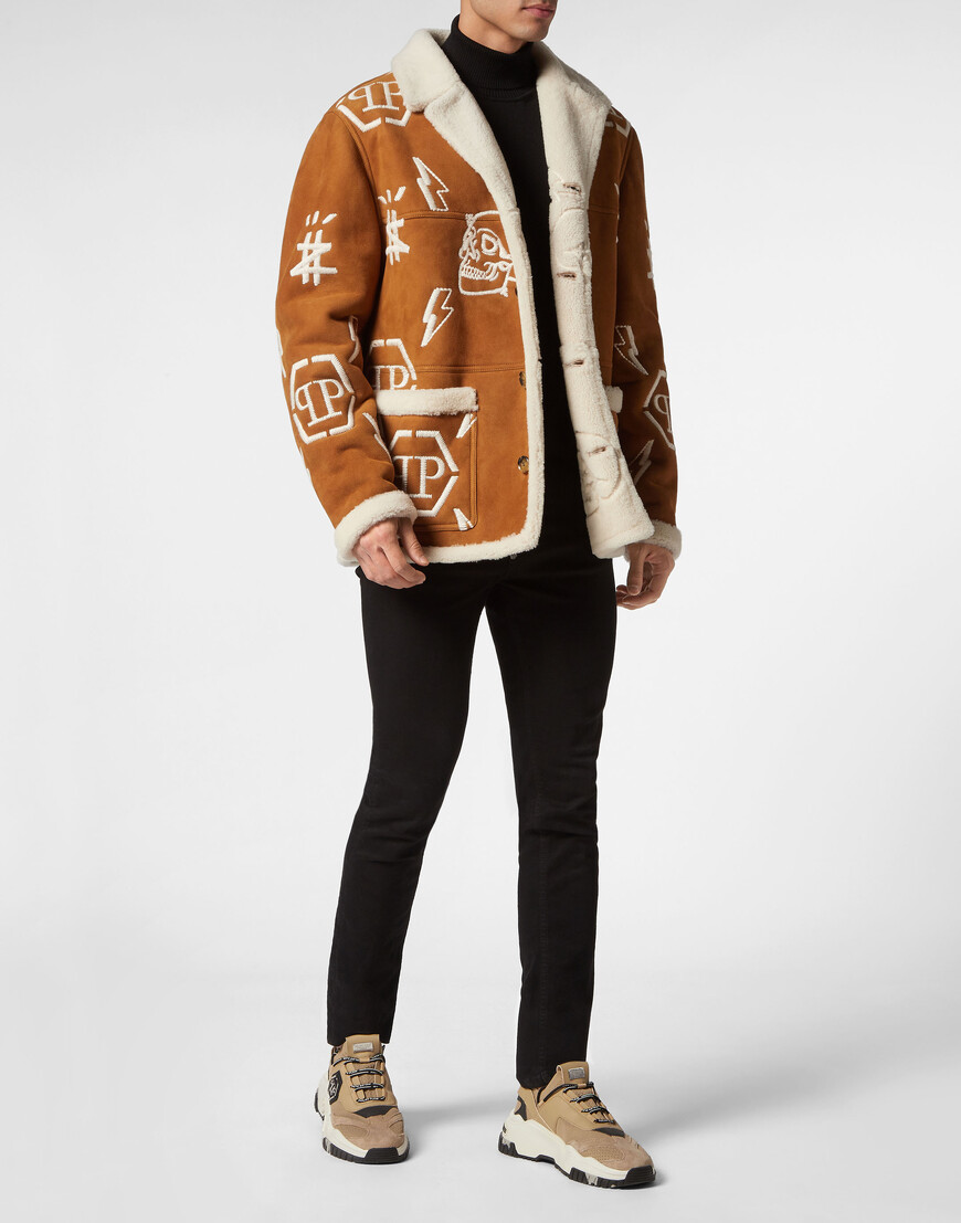 Товар бежевого цвета с внутренней стороны