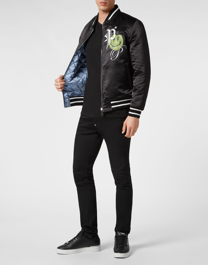 Товар черного цвета с внутренней стороны