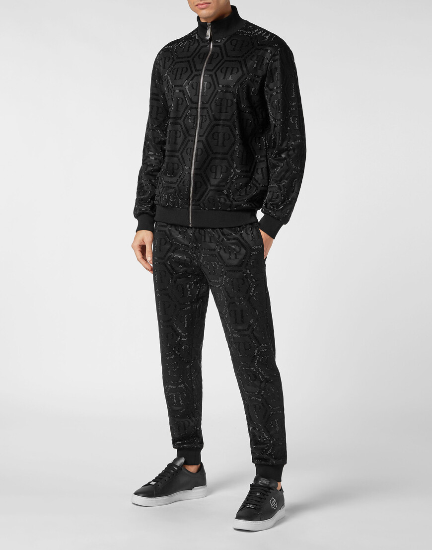 Товар черного цвета с внутренней стороны