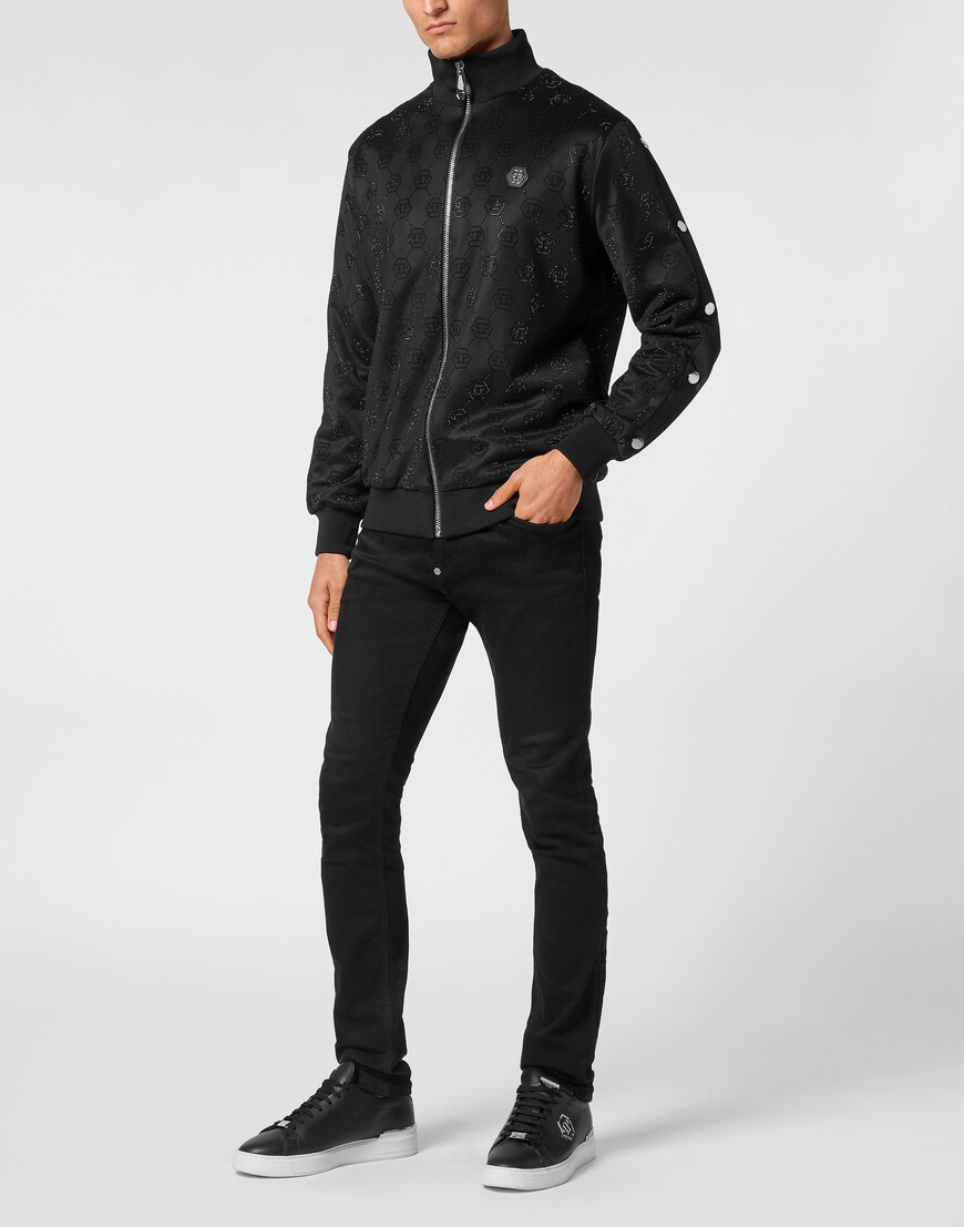 Товар черного цвета с внутренней стороны