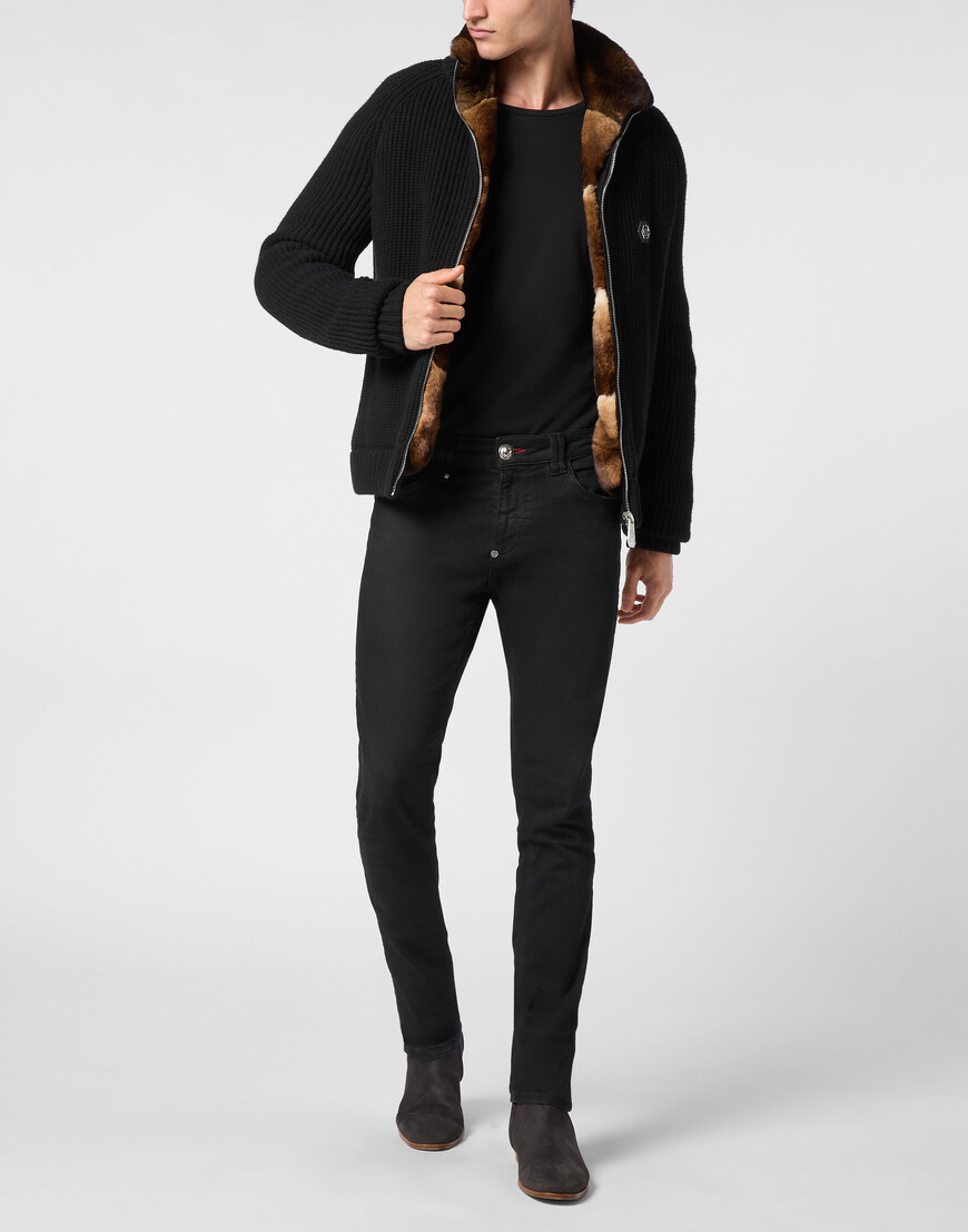 Товар черного цвета с внутренней стороны