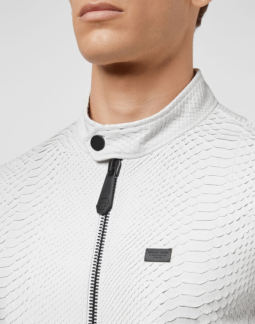 кожаная куртка  из проверенных материалов спереди