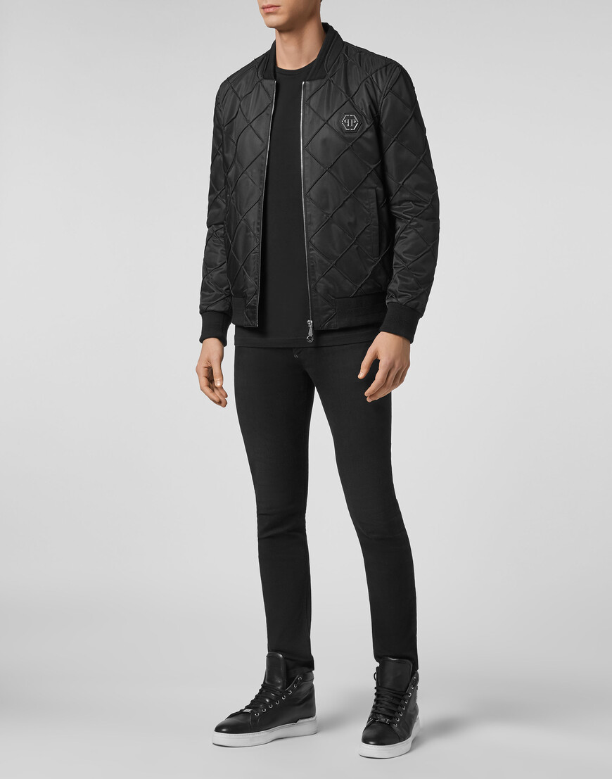 Товар черного цвета с внутренней стороны