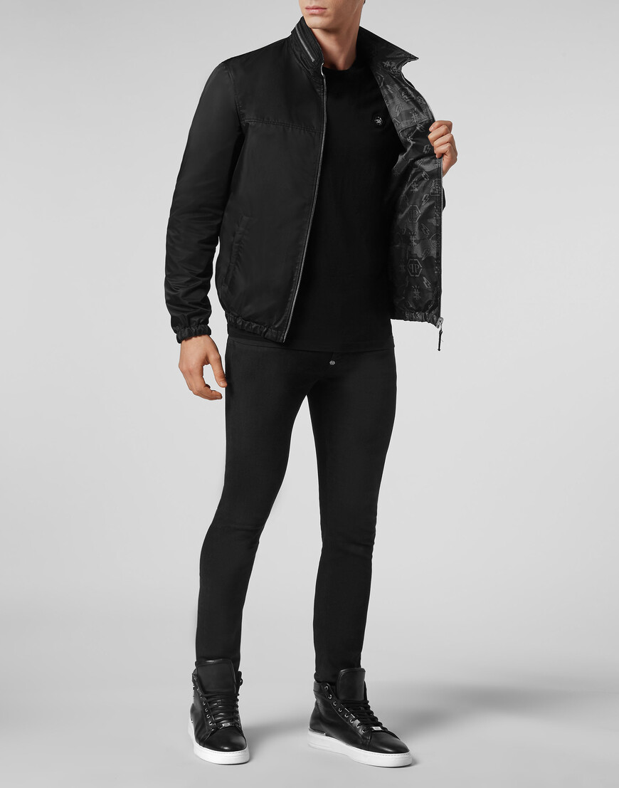 Товар черного цвета с внутренней стороны