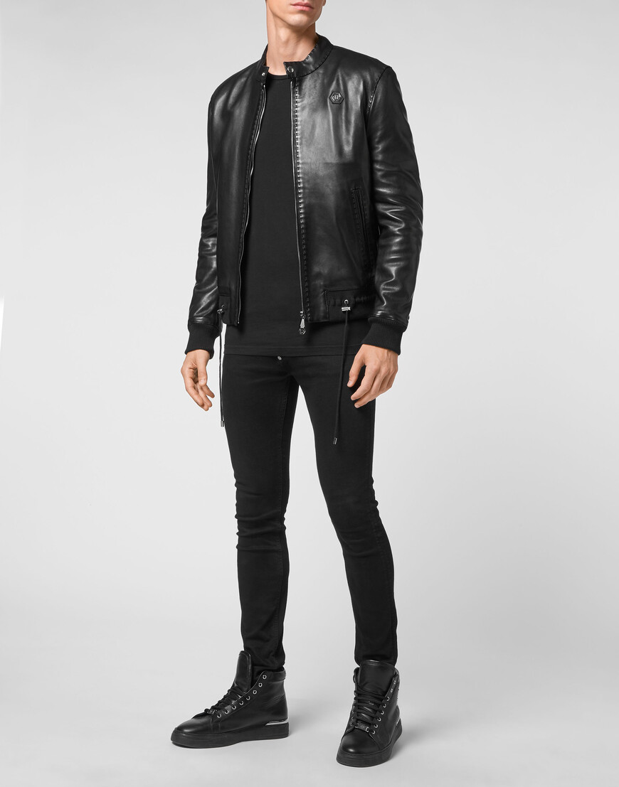 Товар черного цвета с внутренней стороны