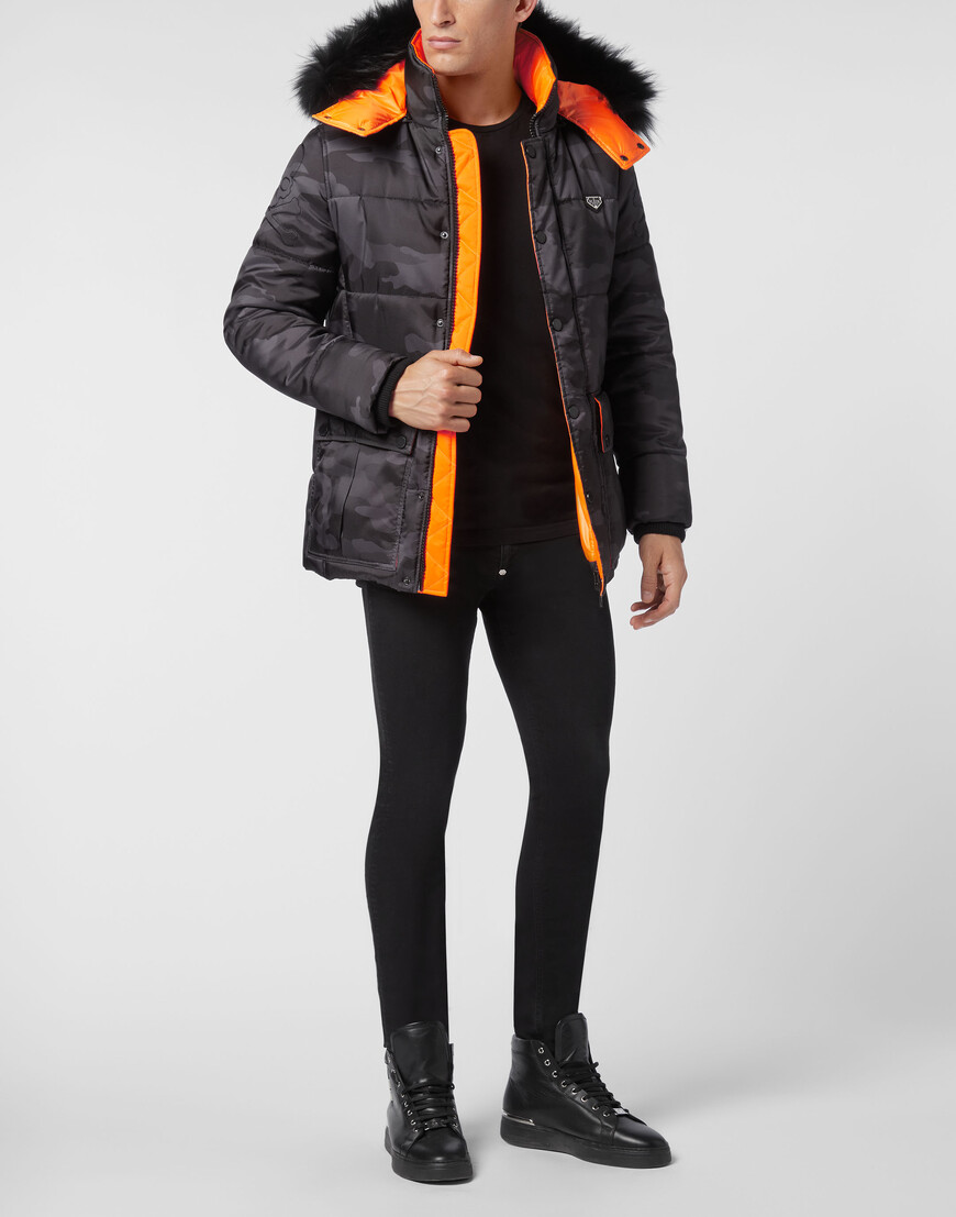 Товар черного цвета с внутренней стороны