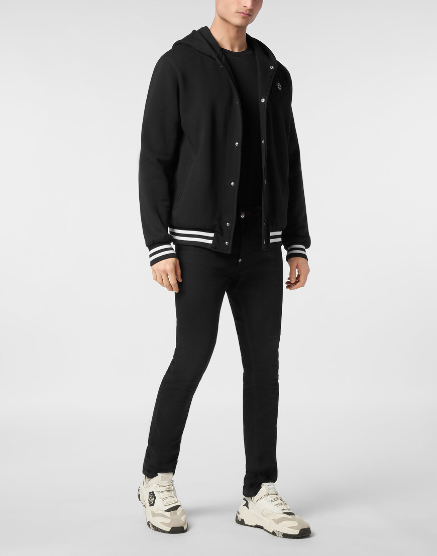 Товар черного цвета с внутренней стороны