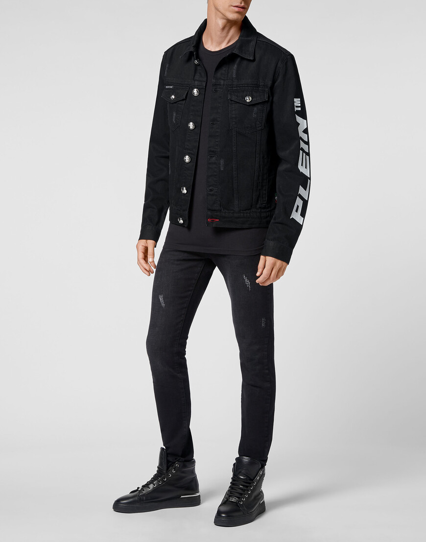 Товар черного цвета с внутренней стороны