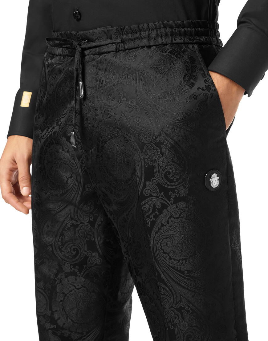 Товар черного цвета с внутренней стороны