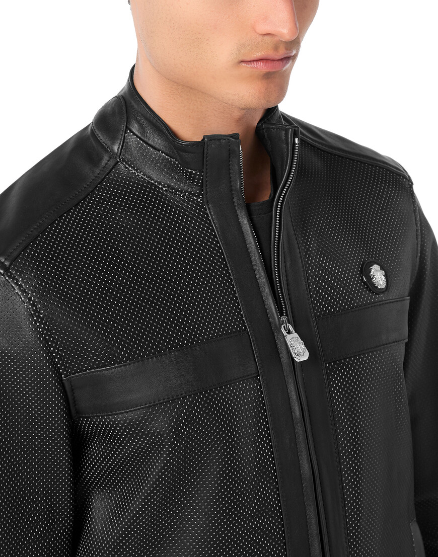 Товар черного цвета с внутренней стороны