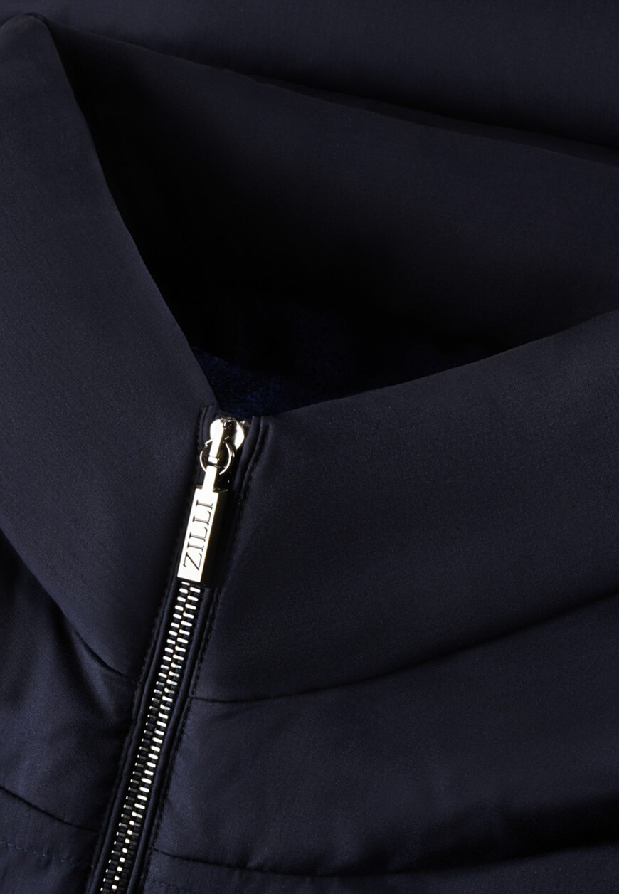 Товар синего цвета с внутренней стороны