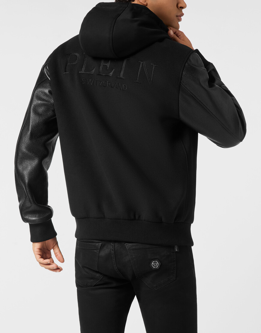 Товар черного цвета с внутренней стороны