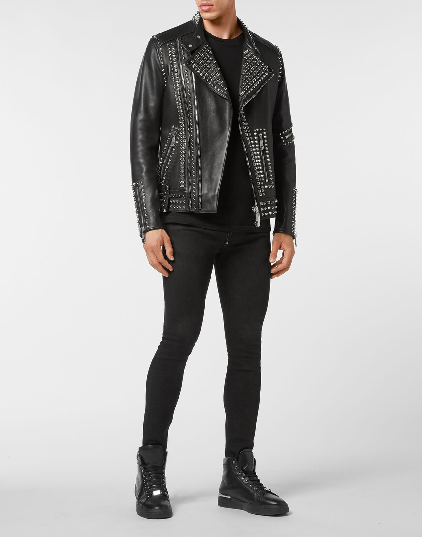 Товар черного цвета с внутренней стороны