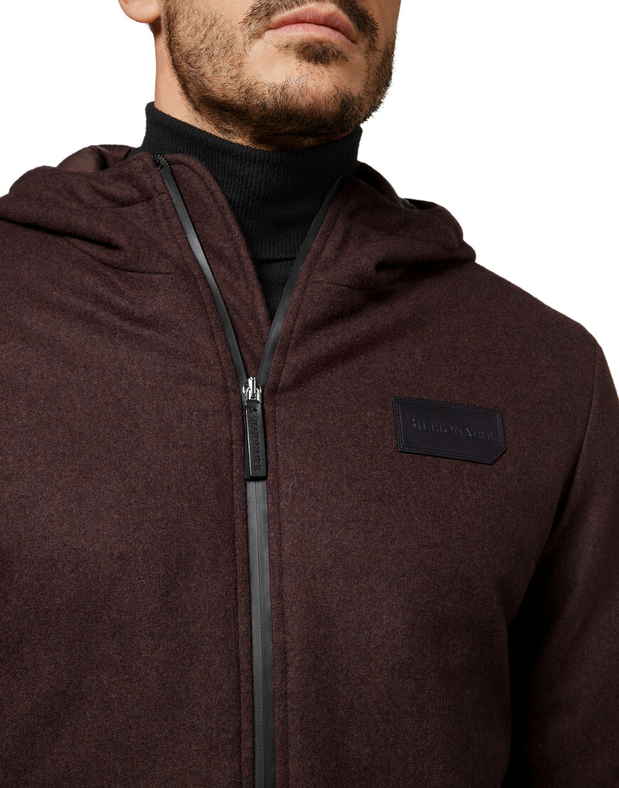 Товар коричневого цвета с внутренней стороны