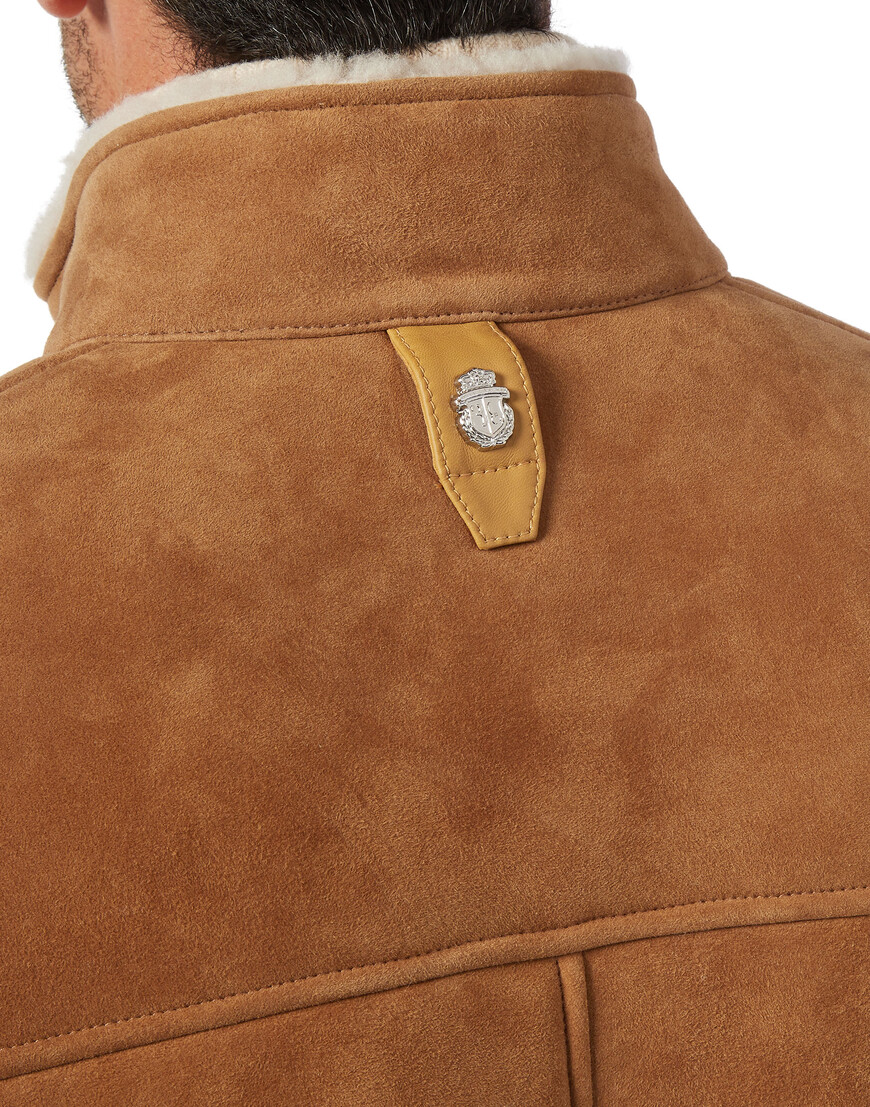 Товар коричневого цвета с внутренней стороны