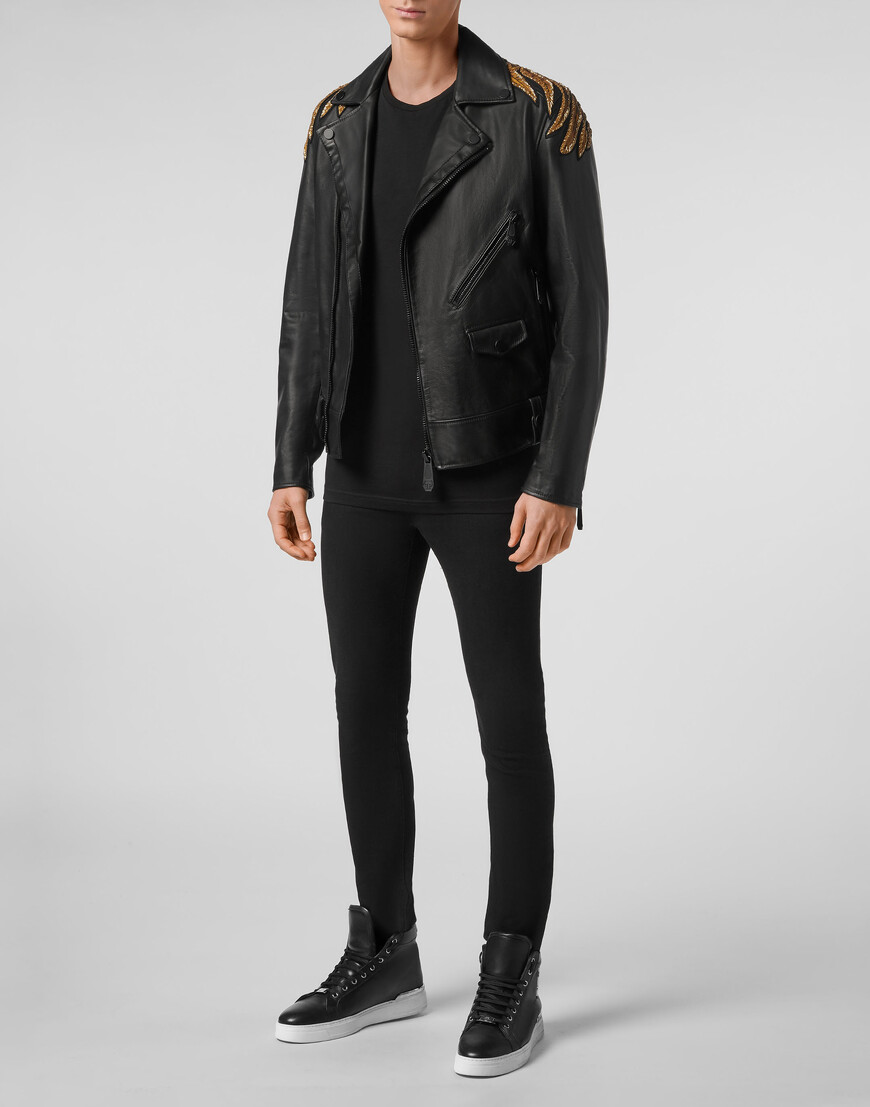 Товар черного цвета с внутренней стороны