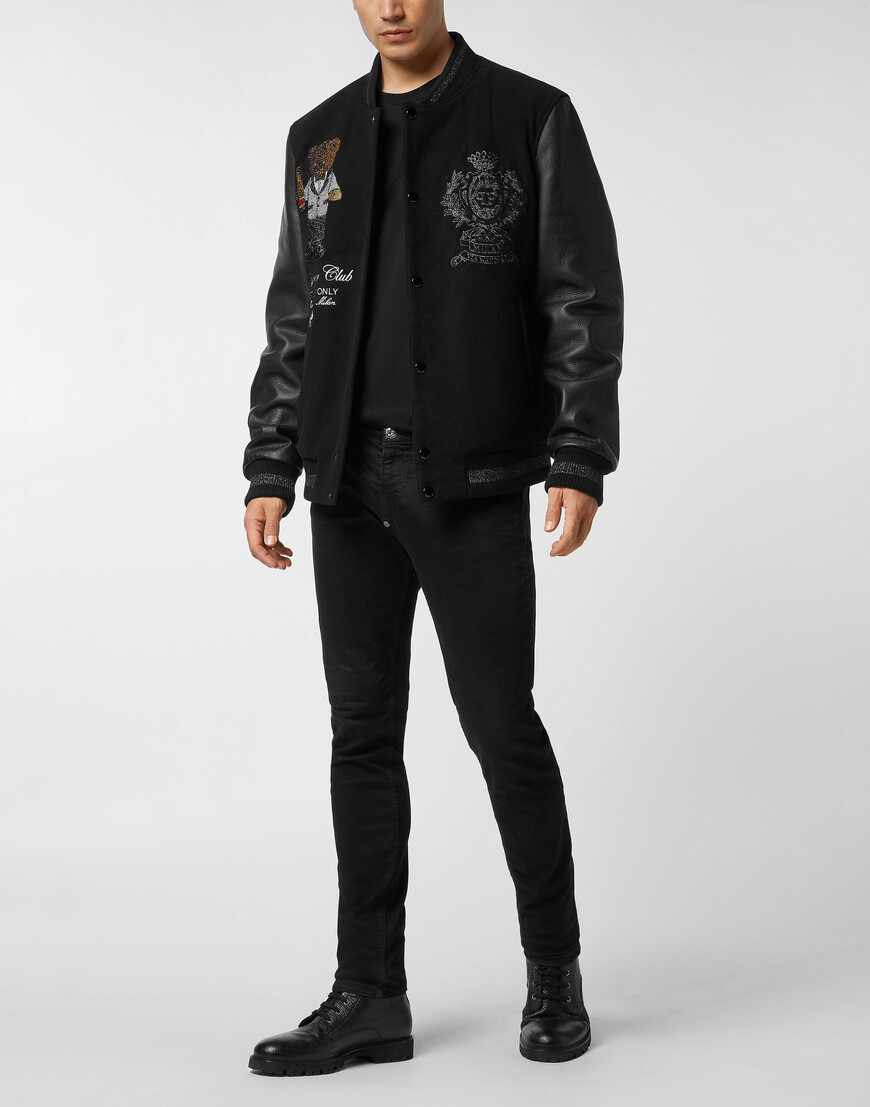 Товар черного цвета с внутренней стороны