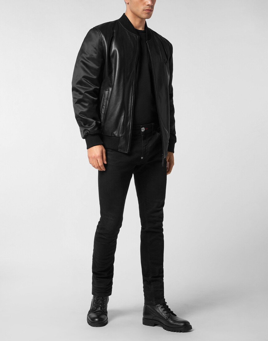 Товар черного цвета с внутренней стороны