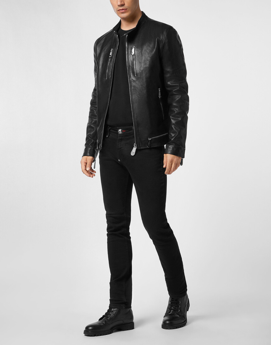 Товар черного цвета с внутренней стороны