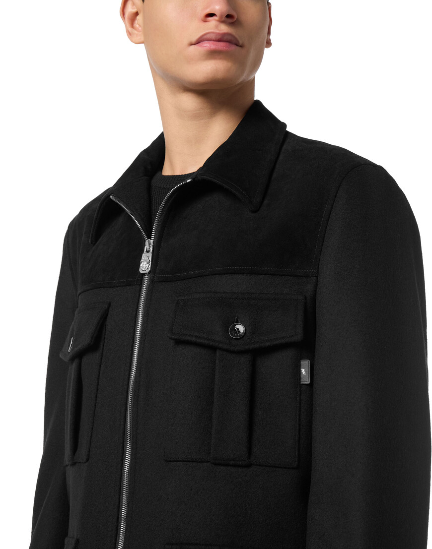 Товар черного цвета с внутренней стороны