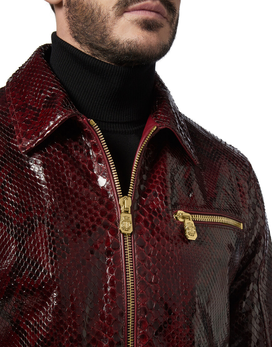 Товар красного цвета с внутренней стороны