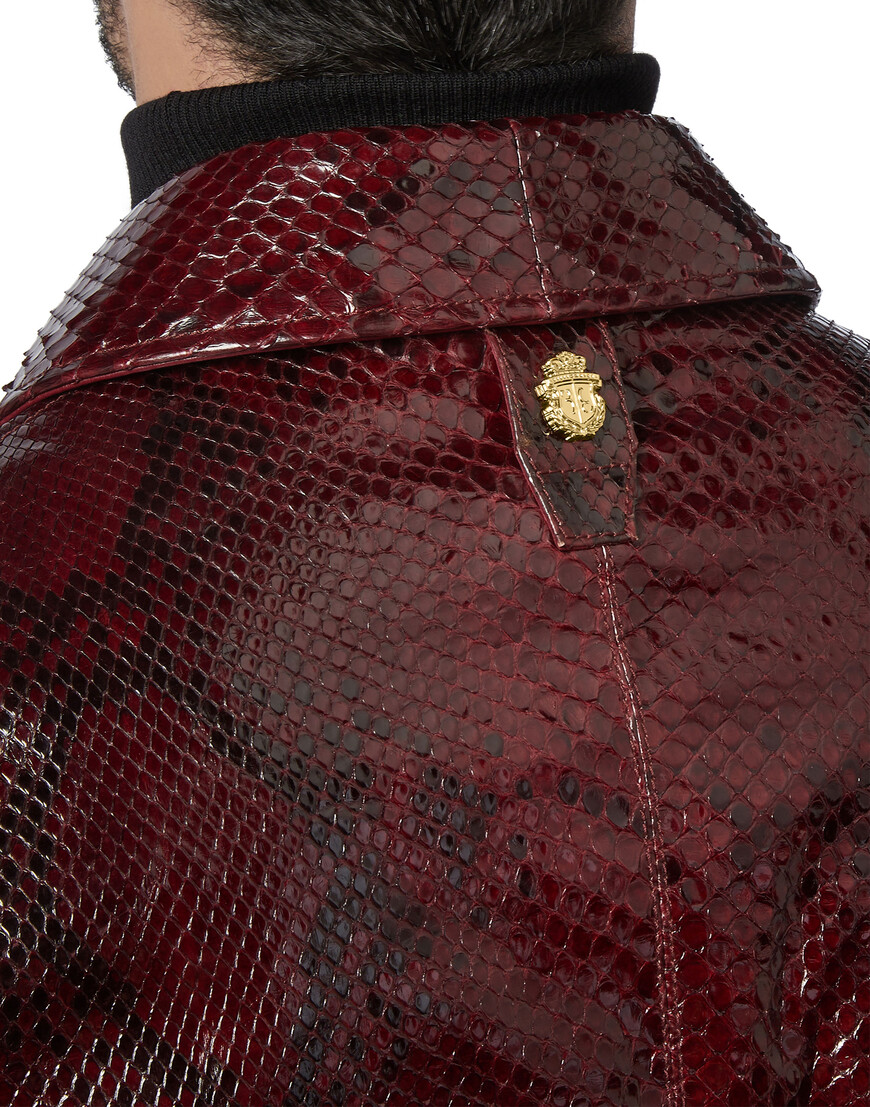 кожаная куртка  из проверенных материалов спереди