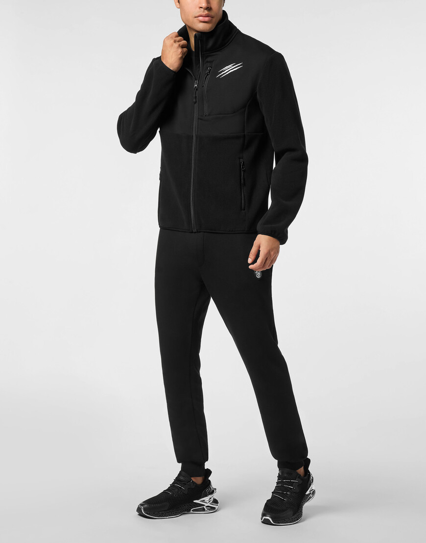 Товар черного цвета с внутренней стороны