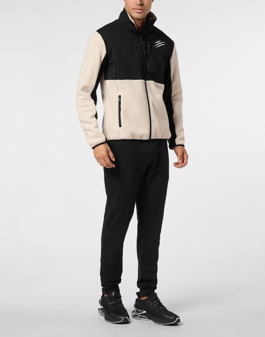 Товар бежевого цвета с внутренней стороны