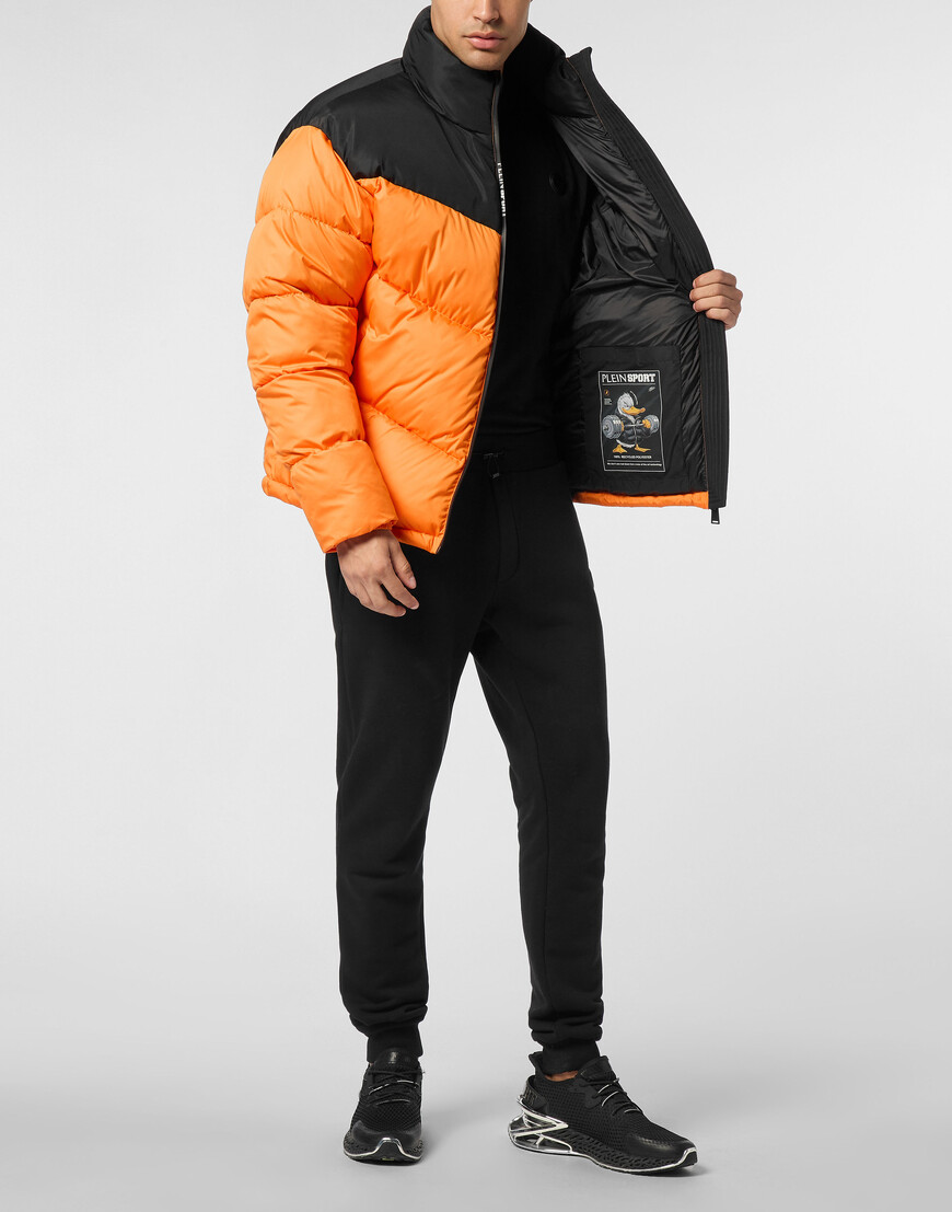 Товар оранжевого цвета с внутренней стороны