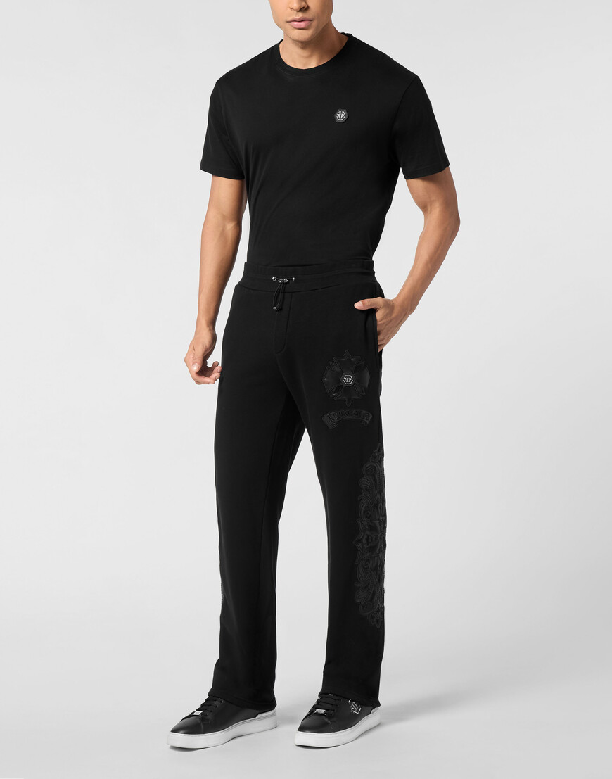 Товар черного цвета с внутренней стороны