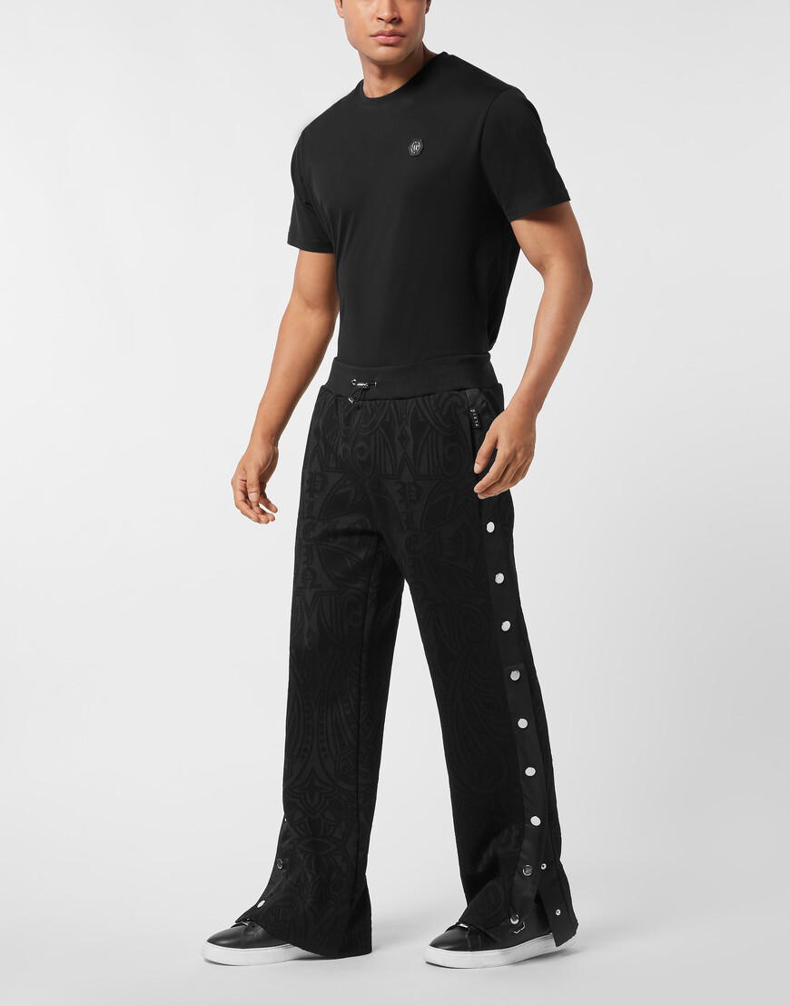 Товар черного цвета с внутренней стороны